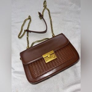A beautiful crossbody brown purse, in good condition as well